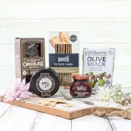 Elite Hampers, UK Corporate Gifts, Luxury Corporate Gifts, Company & Employee Gifts, Shropshire hampers, gifts for employee appreciation, cheese and chutney hamper. Shropshire.