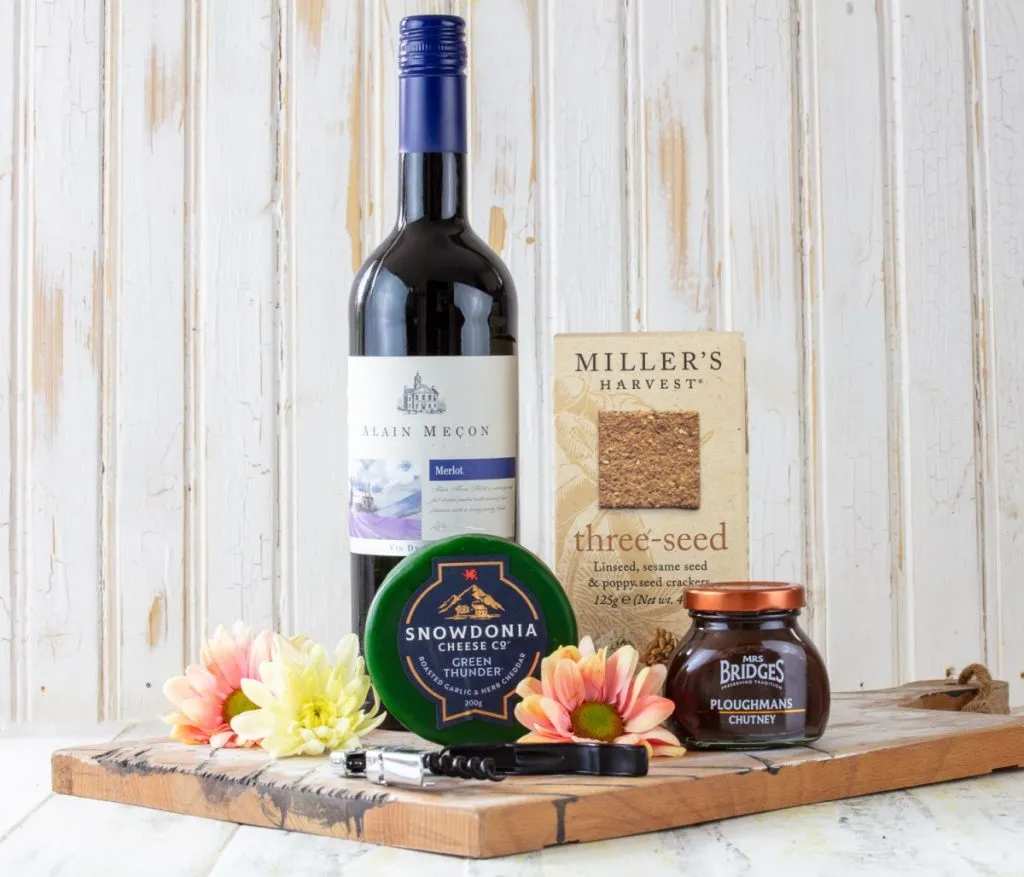 Elite Hampers, UK Corporate Gifts, Luxury Corporate Gifts, Company & Employee Gifts, Shropshire hampers, gifts for employee appreciation, Red Wine and Cheese hamper.