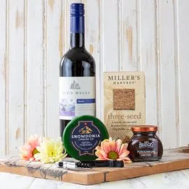 Elite Hampers, UK Corporate Gifts, Luxury Corporate Gifts, Company & Employee Gifts, Shropshire hampers, gifts for employee appreciation, Red Wine and Cheese hamper.