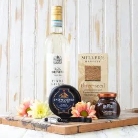 Elite Hampers, UK Corporate Gifts, Luxury Corporate Gifts, Company & Employee Gifts, Shropshire hampers, gifts for employee appreciation, White Wine and Cheese.