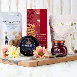 Elite Hampers, UK Corporate Gifts, Luxury Corporate Gifts, Company & Employee Gifts, Shropshire hampers, gifts for employee appreciation, cheese and chutney hamper. Shropshire.